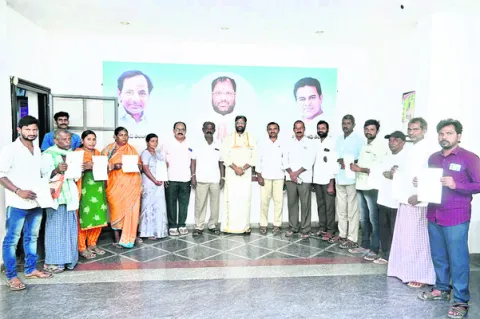 సీఎంఆర్‌ఎఫ్‌ చెక్కులు పంపిణీ చేసిన ఎంపీ
