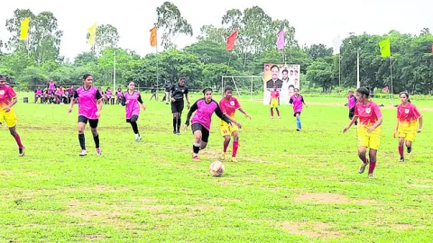 హోరాహోరీగా బాలికల ఫుట్‌బాల్‌ పోటీలు