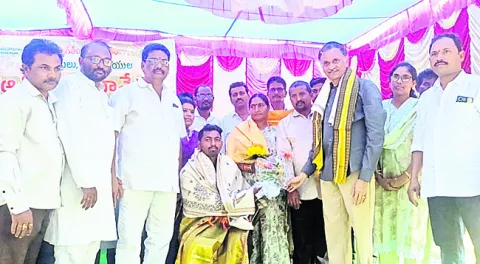 ఐఐటీలో సీటు సాధించిన విద్యార్థికి అభినందన 