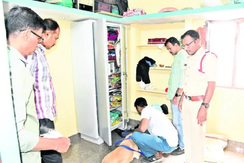 పట్ట పగలే ఇంట్లో చోరీ 