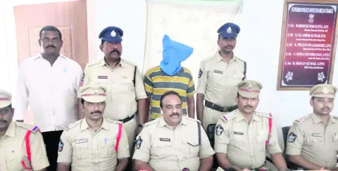 మహిళ హత్య కేసులో నిందితుడి అరెస్ట్‌ 