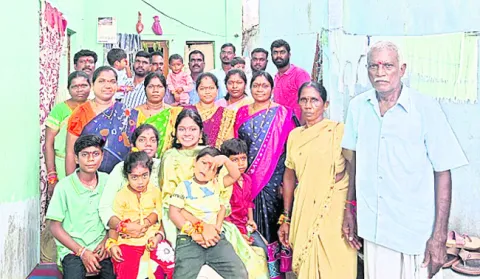 ఆరుగురు పిల్లలతో ఆనందంగా..
