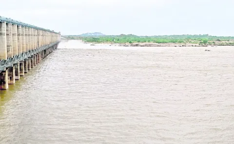 జూరాలకు కొనసాగుతున్న వరద 