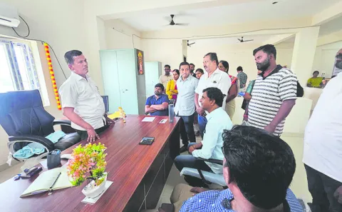 శ్రీచైతన్య పాఠశాలకు షోకాజ్‌ నోటీసులు 