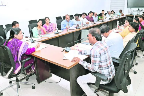 ఇళ్ల నిర్మాణంలో ప్రగతి కనిపించాలి