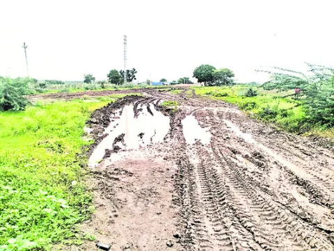 అఽధికారుల తప్పిదం.. రైతుకు శాపం