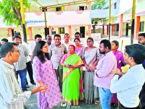 విద్యార్థుల భవిష్యత్తుకు పునాదులు తల్లిదండ్రులే : జేసీ 