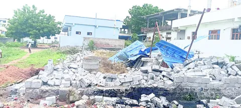 అక్రమ నిర్మాణాలు తొలగింపు