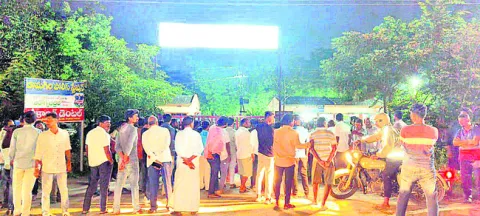 ఠాణా ఎదుట బీఆర్‌ఎస్‌ ఆందోళన
