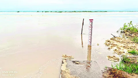 పెరుగుతున్న గోదావరి 