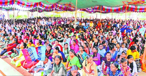 యూనిఫాం లేక.. సాధారణ దుస్తులతోనే రాక... 