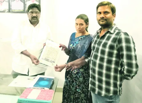 పాఠశాల విలీనానికి నిరసనగా ఆమరణ దీక్ష 