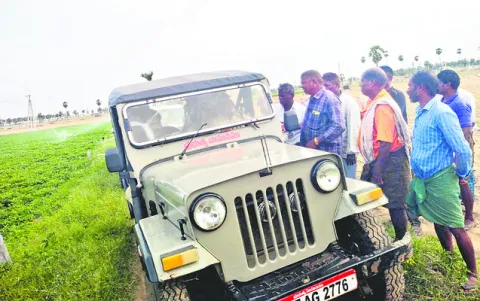 మా భూములు ఆన్‌లైన్‌ చేస్తారా లేదా? 