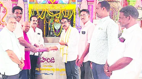 ఆలయ అభివృద్ధికి  రూ.5.50 లక్షల విరాళం 