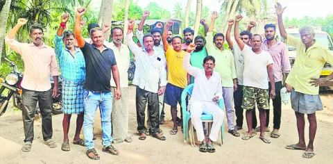 రక్షణ కల్పించాలని ప్రజల ఆందోళన 