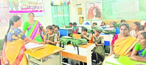 పాఠశాల విలీనంపై నిరసన