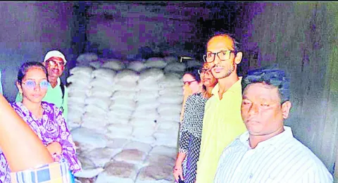 285 బస్తాల నకిలీ ఎరువులు సీజ్‌ 