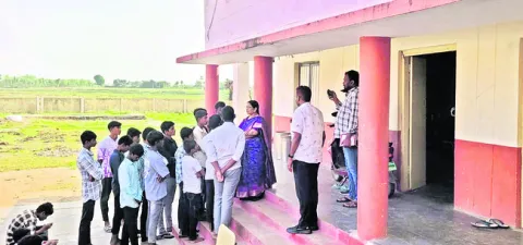 మెనూ ప్రకారం భోజనం అందించాలి