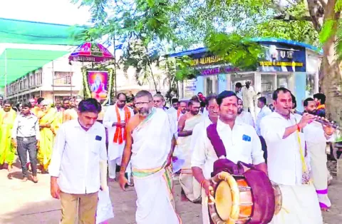రత్నగిరి.. భక్తజన ఝరి