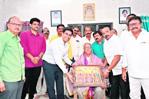 సంతకబీర్‌ అవార్డు గ్రహీతకు కలెక్టర్‌ అభినందన 