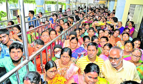 కిటకిటలాడిన క్యూలైన్లు 