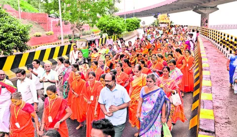 గిరి ప్రదక్షిణకు తరలివచ్చిన భక్తజనం 