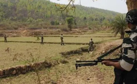 22 Maoists Including 8 Women Surrender In Narayanpur