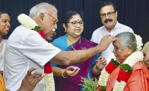 79-Year-Old Man Marries 75-Year-Old Sweetheart At Kerala12
