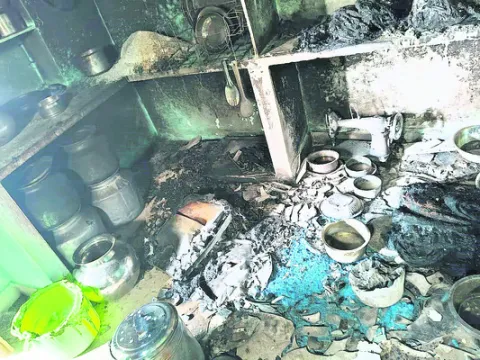 గ్యాస్‌ లీకై  ఇద్దరికి గాయాలు 