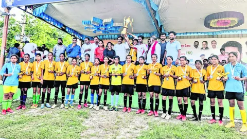 ఫుట్‌బాల్‌ టోర్నీలో రన్నరప్‌గా జిల్లా జట్టు