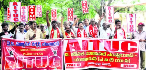 సమాన పనికి సమాన వేతనం ఇవ్వాలి 
