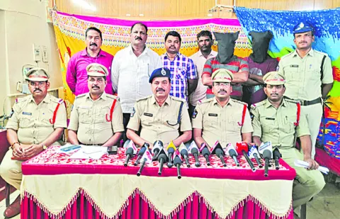 రిజిస్ట్రేషన్‌ స్టాంప్‌ల చోరీ ముఠా అరెస్ట్‌ 