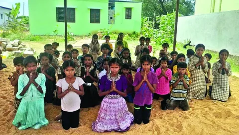 హిందీ టీచర్‌ను నియమించండి