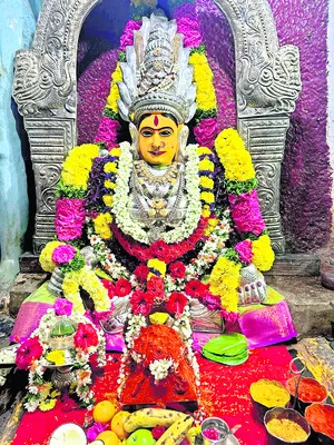 పద్మాక్షి అమ్మవారికి పుష్పార్చన
