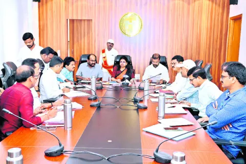 అభివృద్ధి పనులు త్వరగా పూర్తి చేయాలి