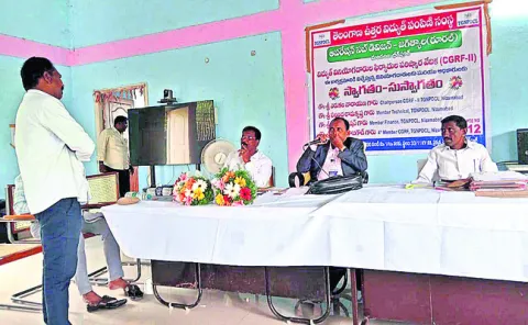 విద్యుత్‌ సమస్యలను అధికారుల దృష్టికి తీసుకెళ్లాలి