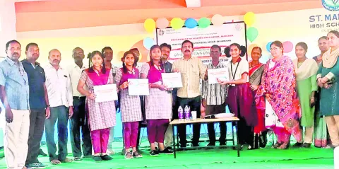 బహుమతుల ప్రదానం
