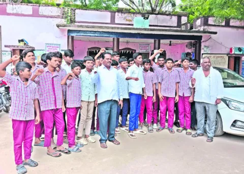 మాంసం దుకాణాలు తొలగించాలని ఆందోళన