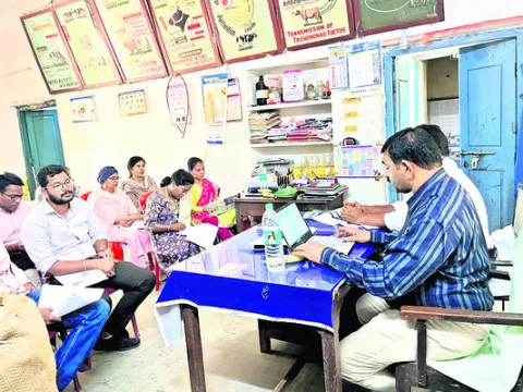 పశుపోషకులకు అందుబాటులో ఉండాలి