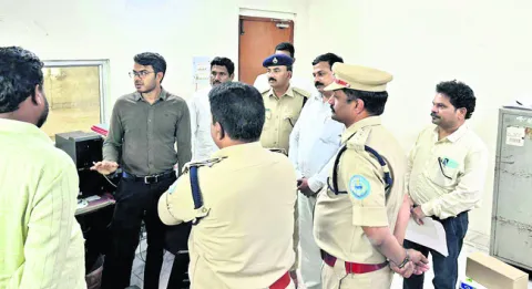 ఆర్టీఓ కార్యాలయంలో అదనపు కలెక్టర్‌ తనిఖీ 