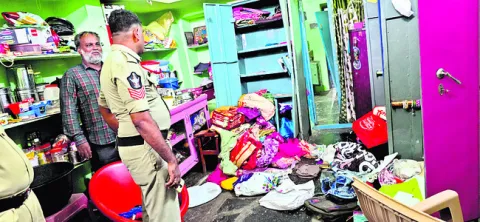 ఇంటి తాళాలు పగలగొట్టి నగదు, వెండి చోరీ