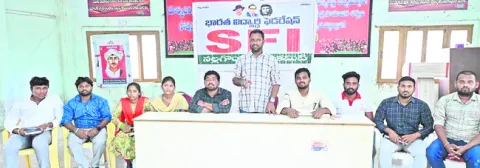 హాస్టళ్లలో సమస్యలు పరిష్కరించాలి 