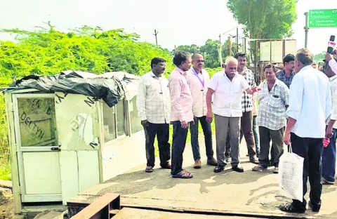 టోల్‌గేట్‌ వేయింగ్‌ మిషన్‌ వద్ద అక్రమ వసూళ్లు