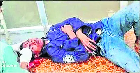 పోలీసు వాహనాన్ని ఢీకొట్టిన బైకిస్టు 