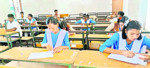 విద్యార్థులకు వక్తృత్వ పోటీలు