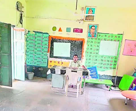 సారే హాజరు..  విద్యార్థులే లేరు! 
