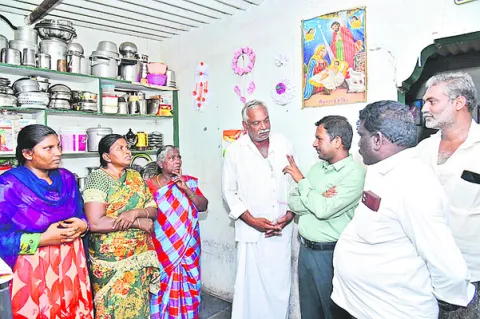 పేద కుటుంబాన్ని  దత్తత తీసుకున్న ఇన్‌చార్జి కలెక్టర్‌ 
