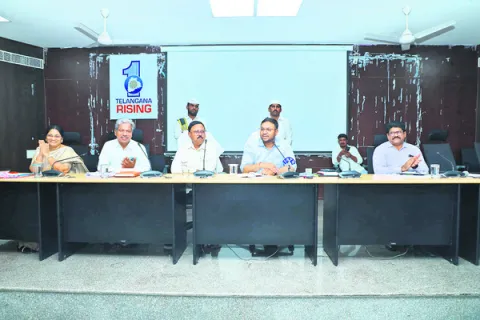 హాస్టల్‌ వార్డెన్లు స్థానికంగా ఉండాలి