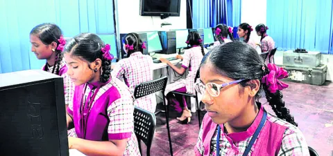 ప్రభుత్వ పాఠశాలలో ఐఐటీ పాఠాలు