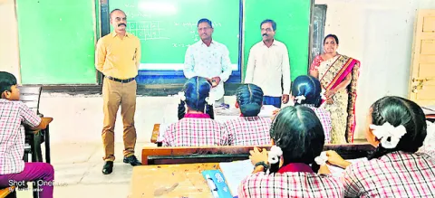 విద్యార్థులు లక్ష్యంతో చదవాలి